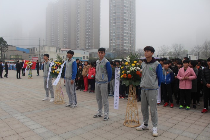 漯河市体校2017年“清明节”烈士陵园扫墓活动